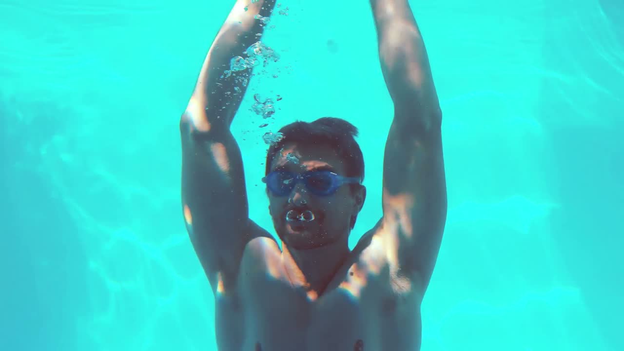 Bell'uomo che fa stretching sott'acqua