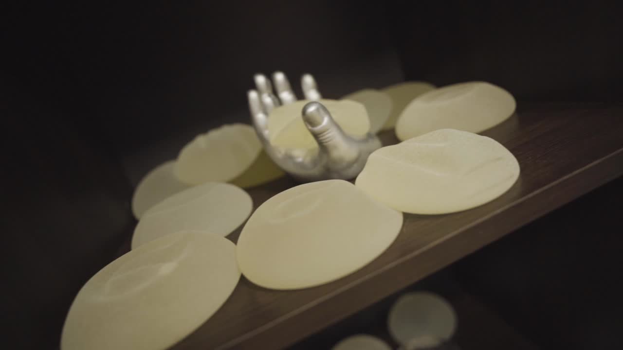 protesis de pechos con la mano, movimiento lento de primer plano