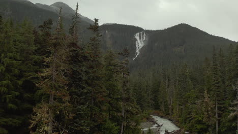 Fernsicht-Auf-Die-Kaskade-Am-Steilen-Waldtal-In-Odegaard-Falls,-Bella-Coola,-Britisch-Kolumbien,-Kanada