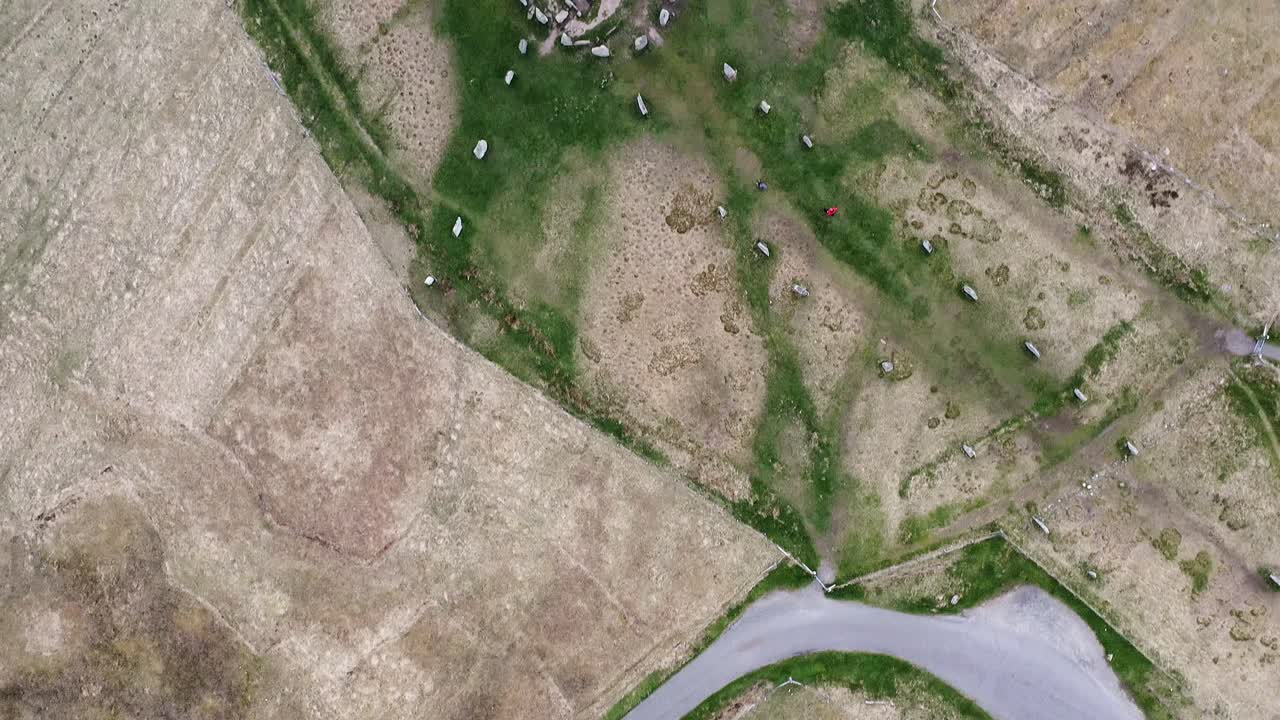 disparo de drones a vista de pájaro de las piedras verticales de callanish