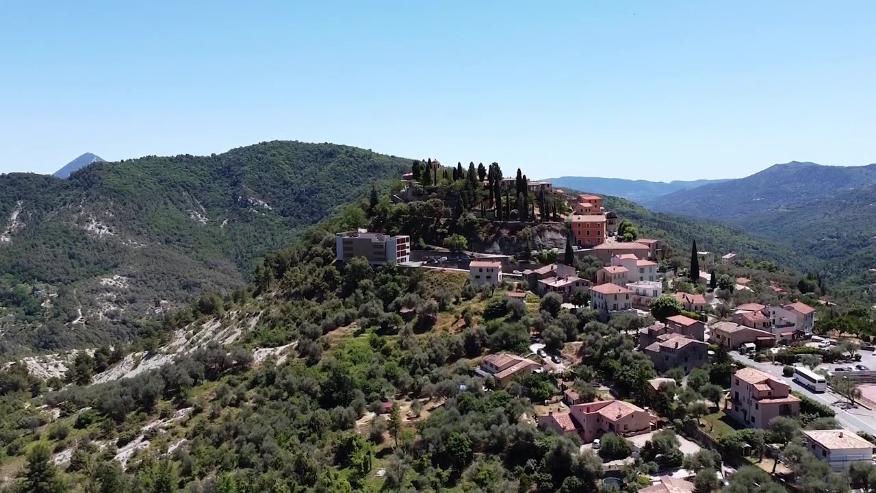 Ripresa aerea di un bellissimo villaggio nel sud della Francia