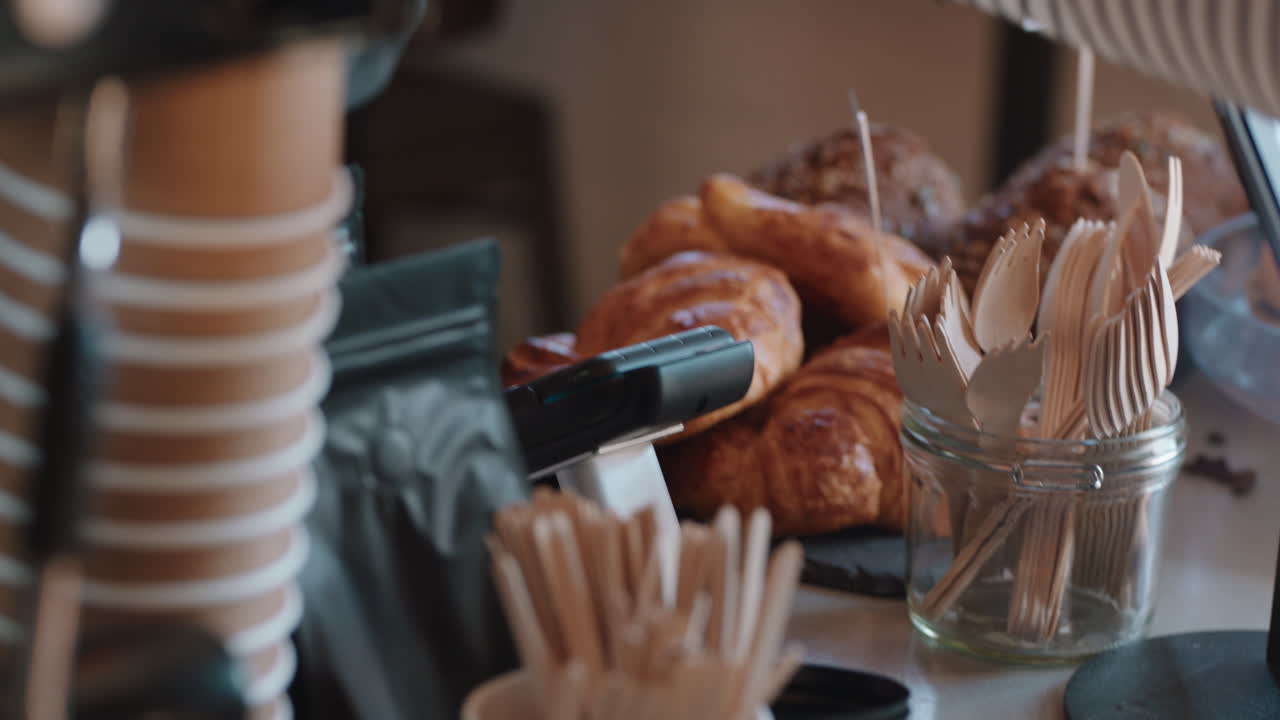 cerca del cliente pagando con tarjeta de crédito servicio de pago sin contacto comprando café en un café gastando dinero en un restaurante