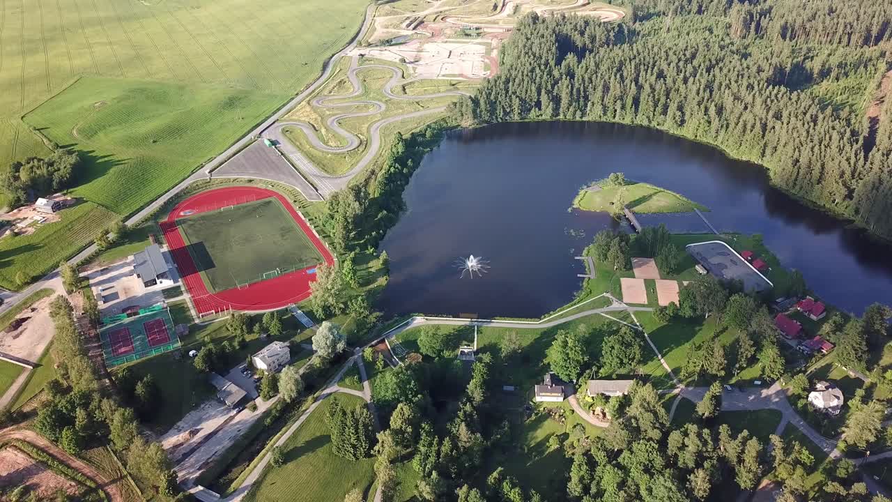 라트비아 스밀텐에 있는 테페리스 호수 근처의 레크리에이션 및 스포츠 단지