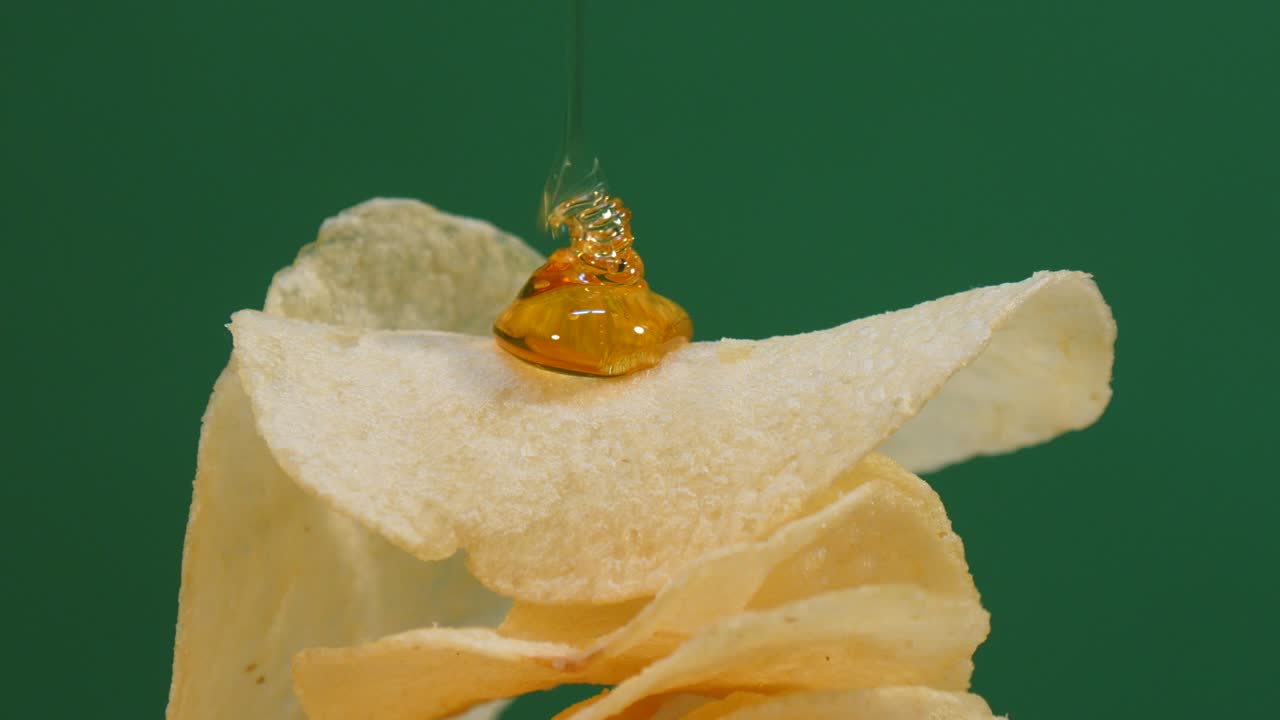 rodando la miel en las papas fritas