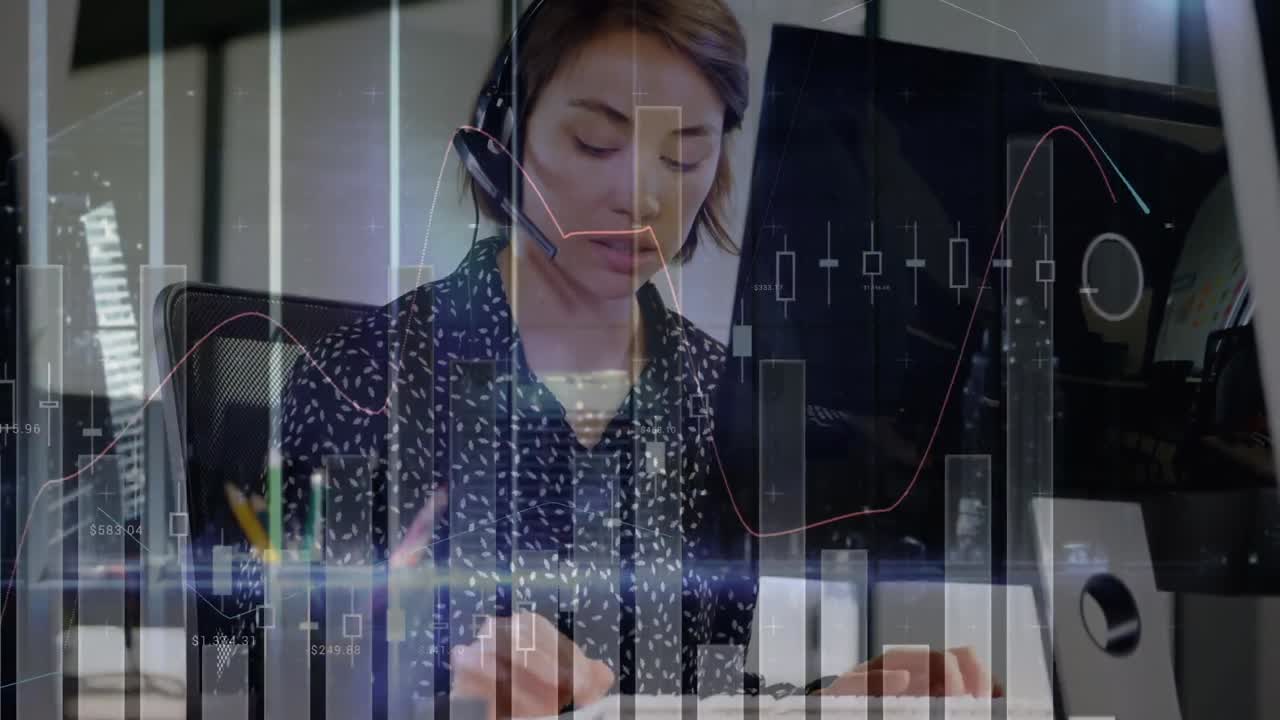 animación del procesamiento de datos financieros sobre una mujer de negocios asiática con auriculares