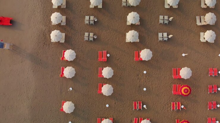 Ripresa aerea dall'alto su un resort sulla spiaggia sabbiosa a Rimini, Italia.