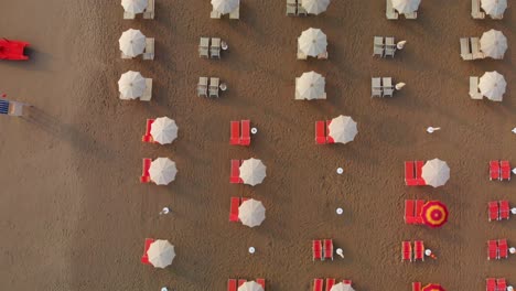 Luftaufnahmen-Von-Oben-Nach-Unten-über-Sandstrand-In-Rimini,-Italien