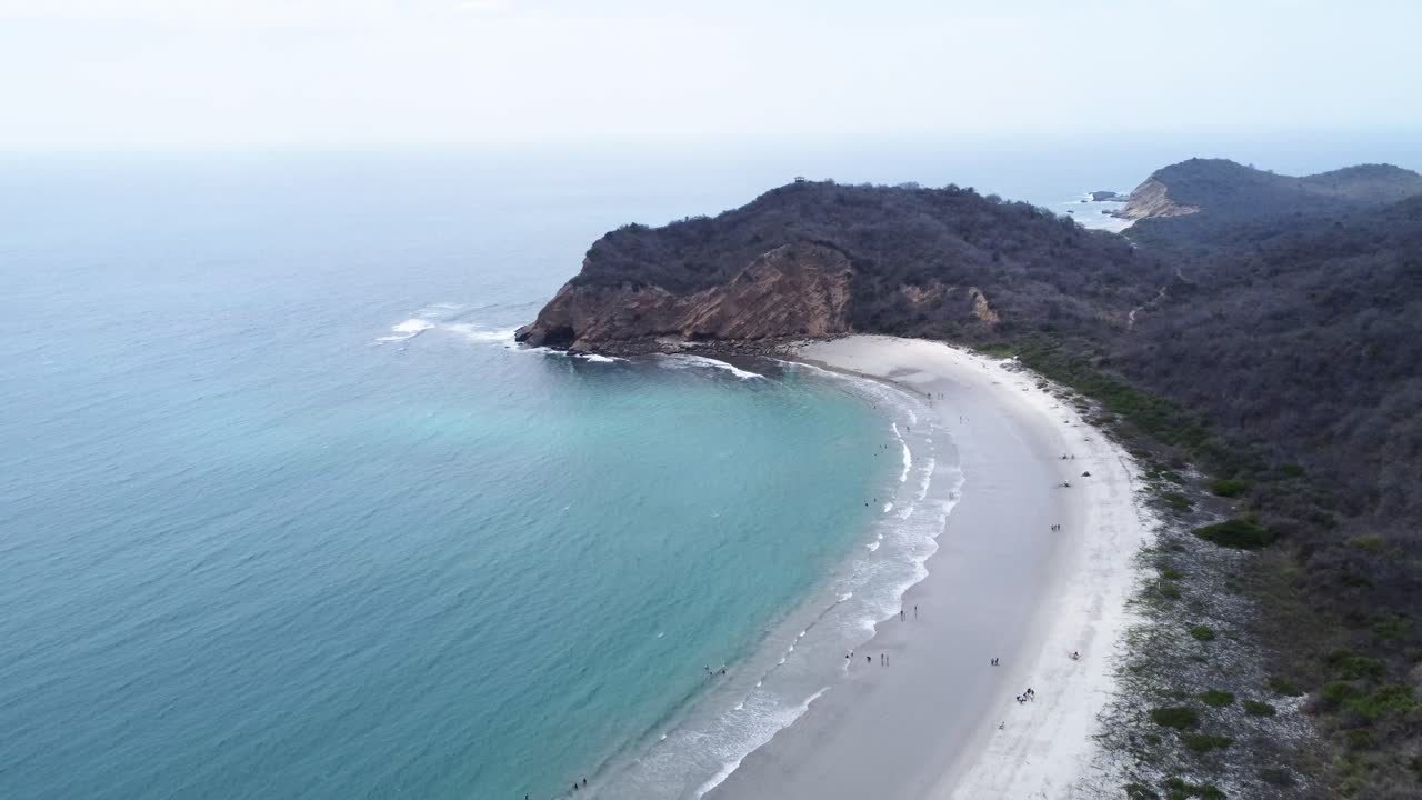hermosa playa de arena tranquila en el océano pacífico, parque nacional machalilla ecuador
