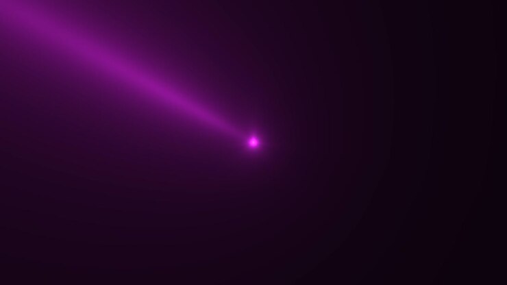 faisceaux de projecteur violet brillant sur scène