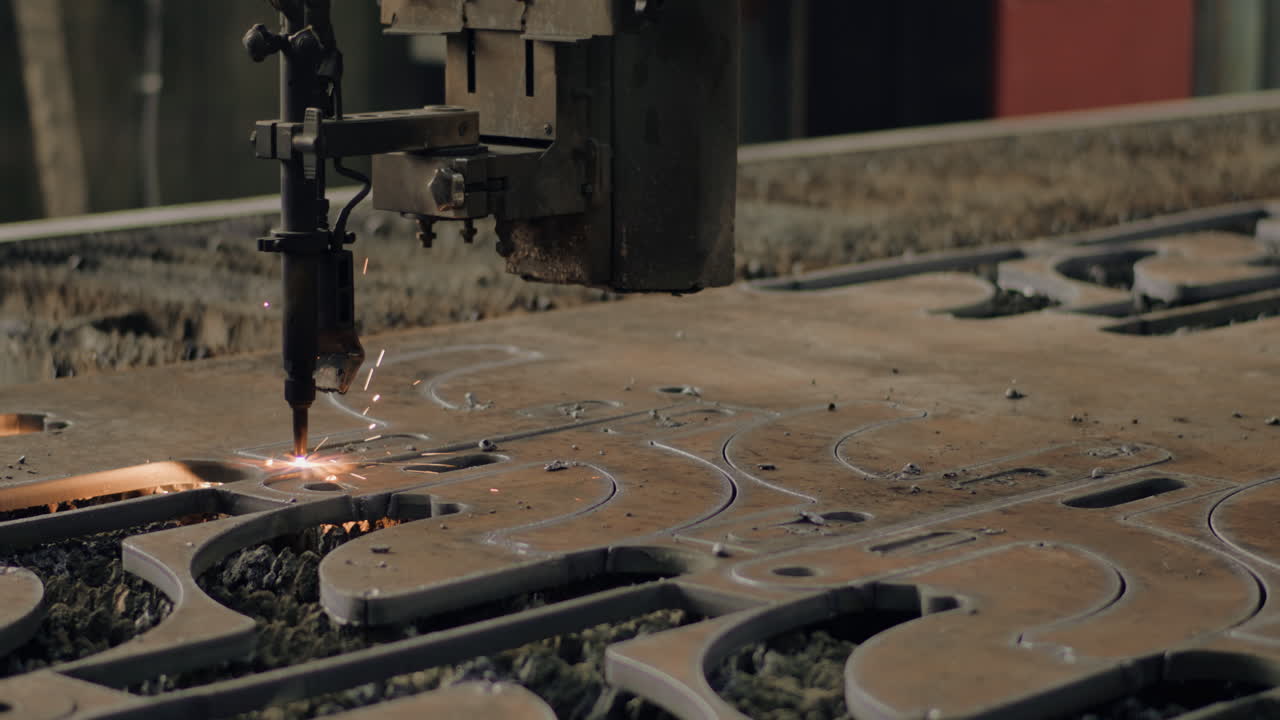taglio del metallo in una sala di produzione utilizzando il plasma