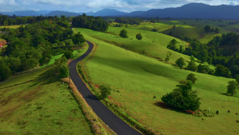 Sanfte-Hügel-Und-Malerische-Straße-In-Atherton-Tablelands,-Queensland,-Australien---Luftdrohnenaufnahme