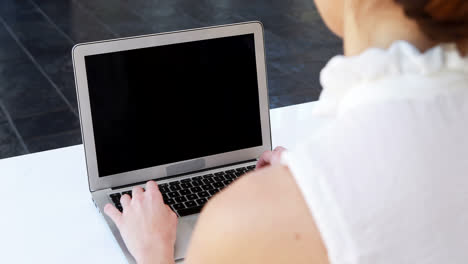 mujer ejecutiva usando portátil y tableta digital en el escritorio 4k