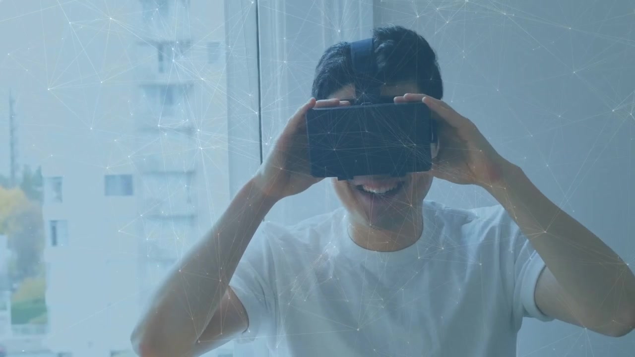 Сеть связей поверх азиатского мужчины в VR-гарнитуре у окна дома.