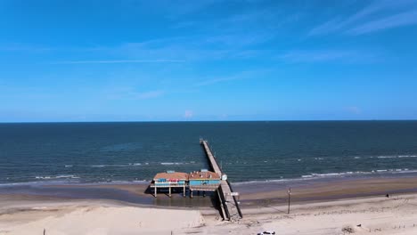 Drone-Sobre-El-Muelle-En-La-Playa