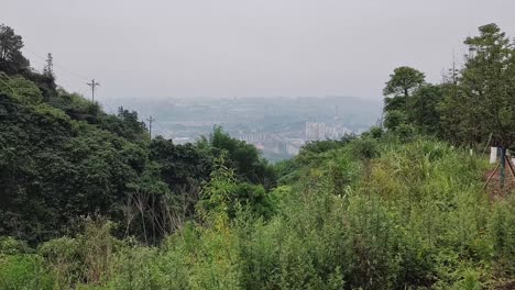 Contemplando-El-Paisaje-De-La-Ciudad-Desde-La-Cima-De-La-Montaña