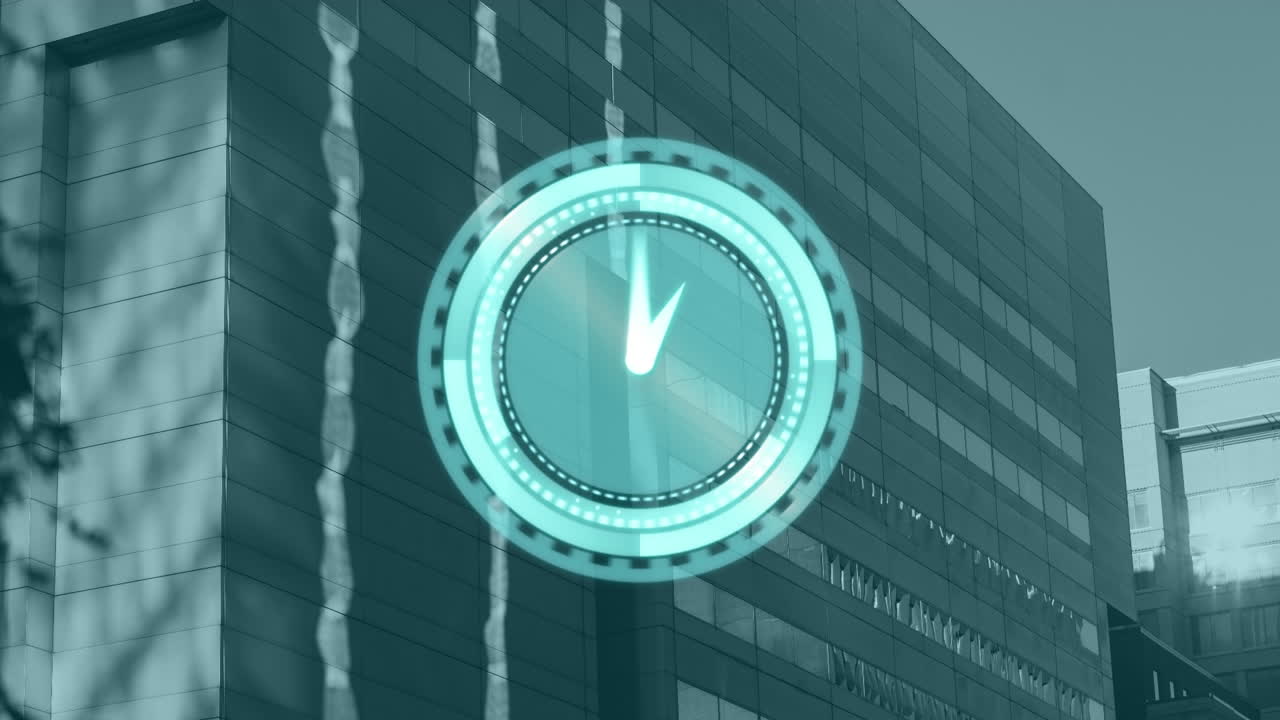 video de procesamiento de datos y reloj sobre el paisaje urbano