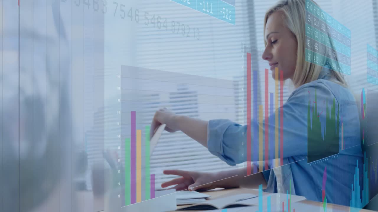 animación del procesamiento de datos sobre una mujer de negocios caucásica que usa una computadora portátil en la oficina