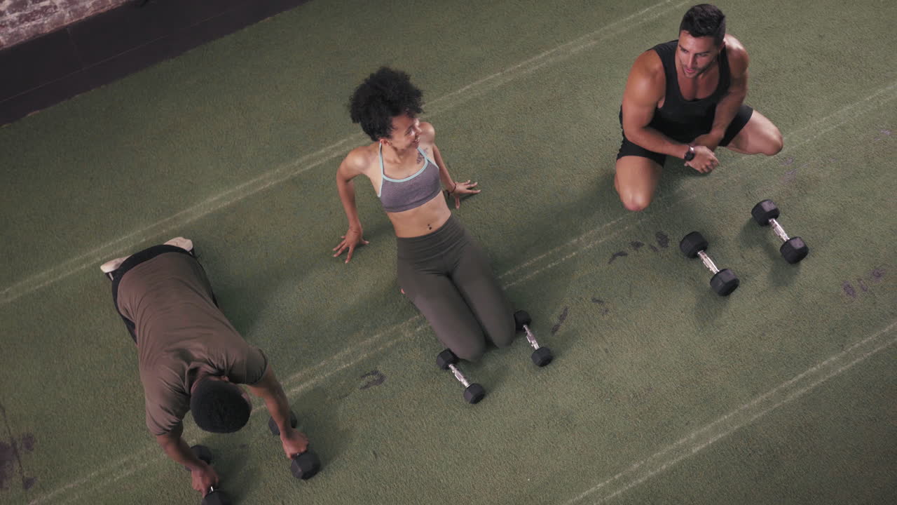 dos personas que usan pesas mientras hacen ejercicio