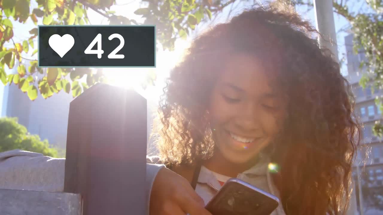 mujer afroamericana enviando mensajes de texto