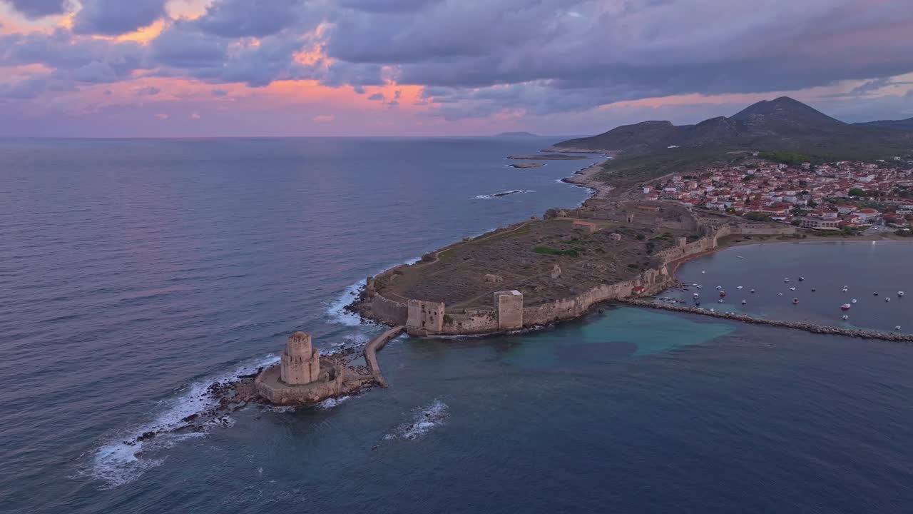 Vista aerea del Castello di Methoni illuminato dalla luce dorata sul Mediterraneo