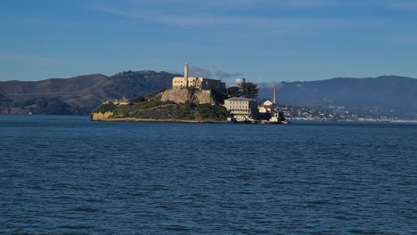 la isla de alcatraz y la prisión federal en un día soleado, vista desde el ferry de la bahía de san francisco