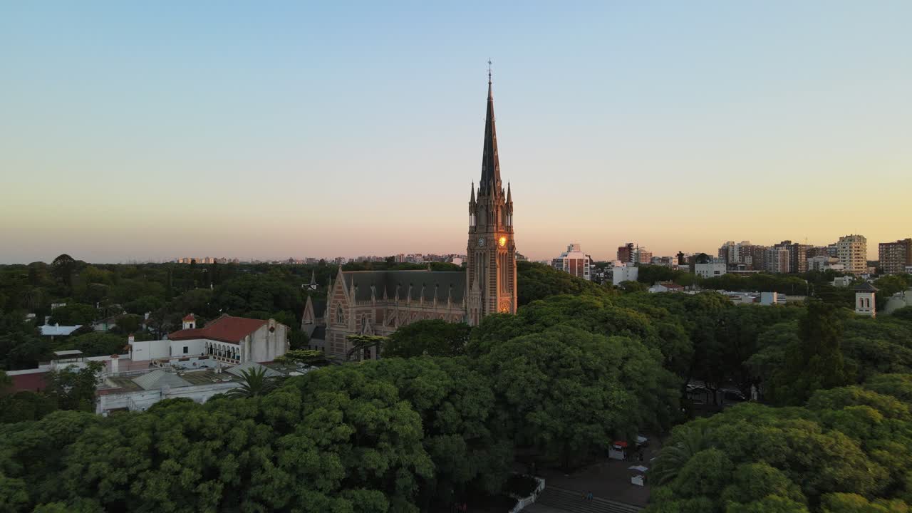 toma cinemática aérea sobrevolando la catedral de san isidro al atardecer