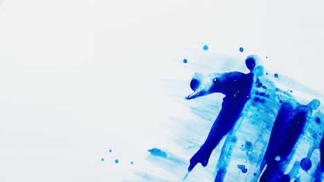 primer plano de formas de pintura azul sobre fondo blanco con espacio de copia, cámara lenta