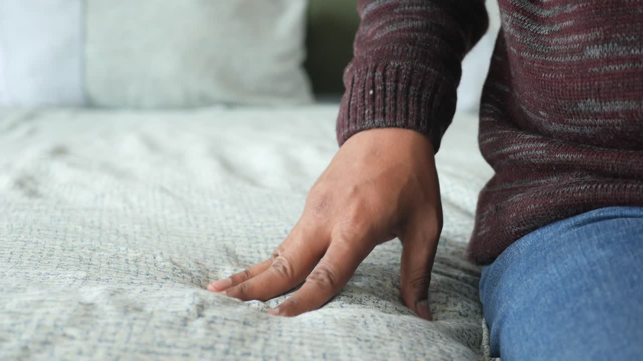 침대에 앉아 있는 남자, 침대에 손을 고