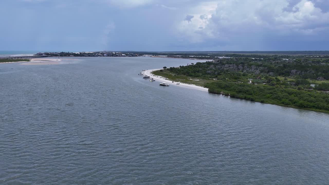 barcos atracados en la playa de fiesta en florida
