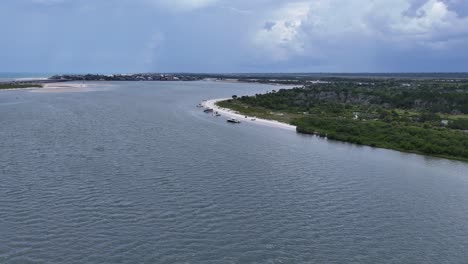 Boats-docked-on-the-beach-partying-in-Florida