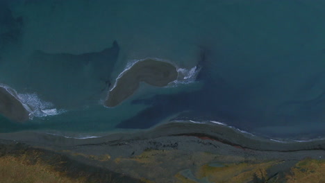 Drohnenansicht-Des-Meeres-Von-Einem-Aussichtspunkt-Aus-Der-Luft-In-Der-Nähe-Der-Berge-In-Island