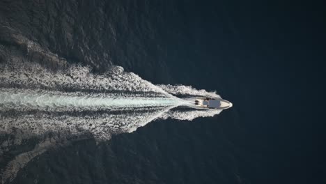 Pequeño-Bote-De-Goma-Dron-De-Tiro-Superior-En-Un-Océano-Espectacular-Creando-Olas