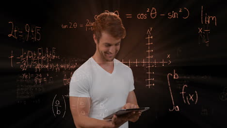 hombre en la tableta sonriendo sobre ecuaciones matemáticas.