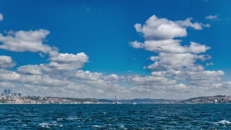 Zeitraffer-Von-Booten,-Die-An-Einem-Sonnigen-Tag-In-Istanbul-Durch-Den-Bosporus-Fahren