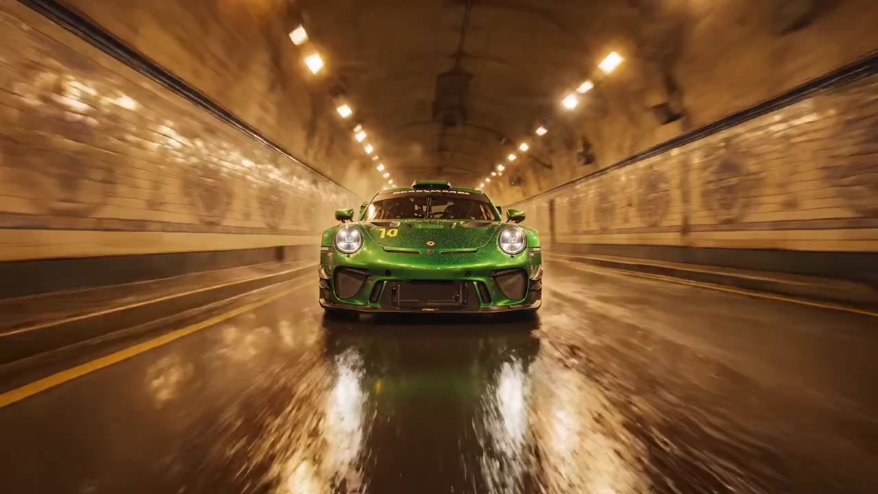 Dynamisk Porsche racerbil fanget i bevægelse inde i en regnfuld tunnel, der viser dens slanke design og kraftfulde hastighed, mens den suser frem med imponerende tilstedeværelse