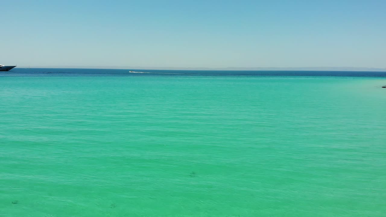 volando sobre las aguas turquesas y cristalinas de balandra, cerca de la paz en bc, méxico