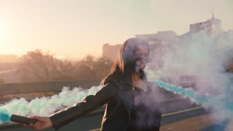 Mujer-Bailando-Con-Granada-De-Humo-En-La-Ciudad-Al-Amanecer-Chica-Rebelde-Disfrutando-Del-Baile-En-La-Calle