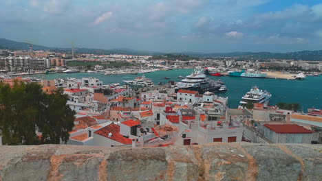 puerto de ibiza en verano
