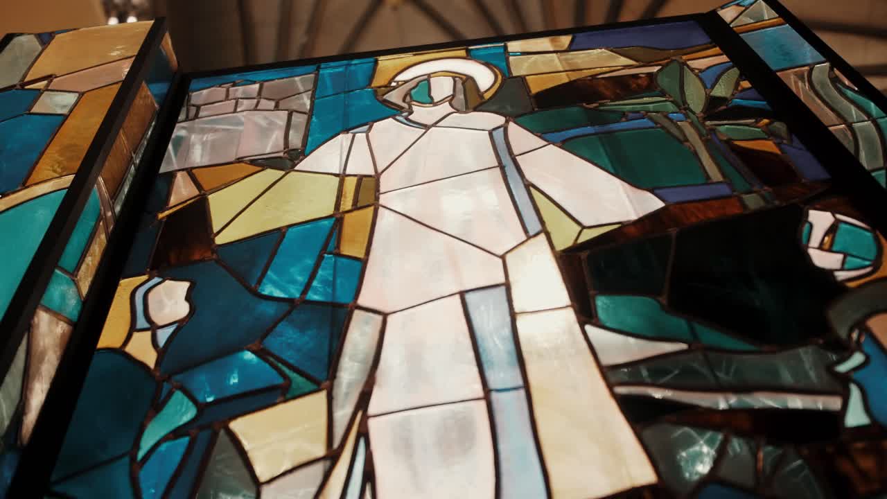 Vitrais detalhados e coloridos em igreja espanhola retratando Jesus Cristo