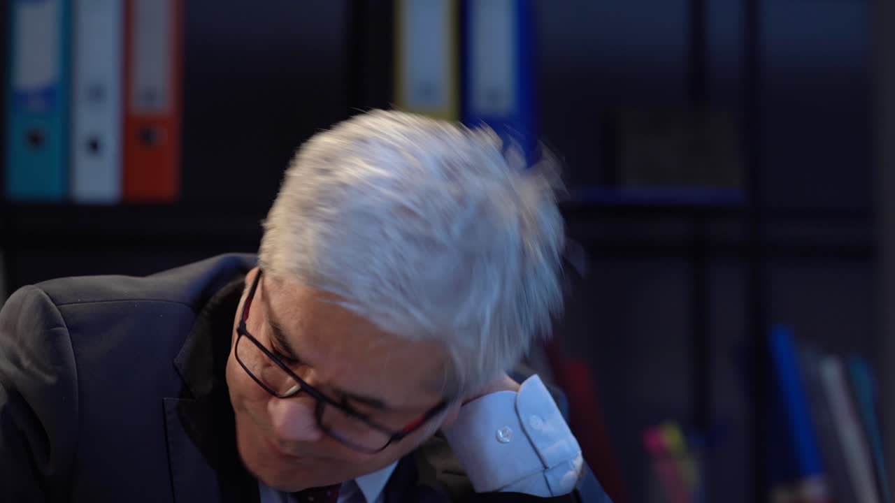 야심차고 긴장된 사무직 노동자입니다.