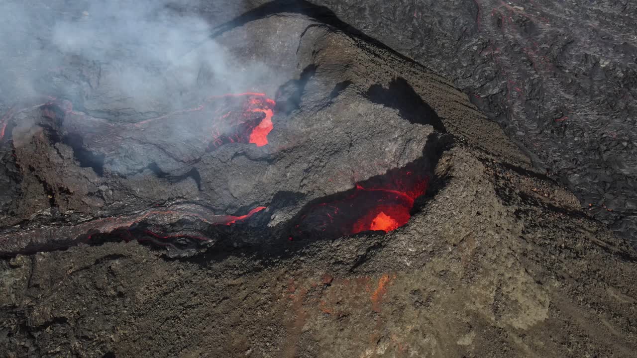 erupción volcánica activa