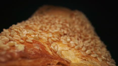 las semillas de sésamo cubren la corteza del pan recién horneado con harina de trigo de color dorado
