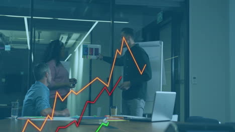 animación de diagramas sobre diversos colegas discutiendo el trabajo en la oficina