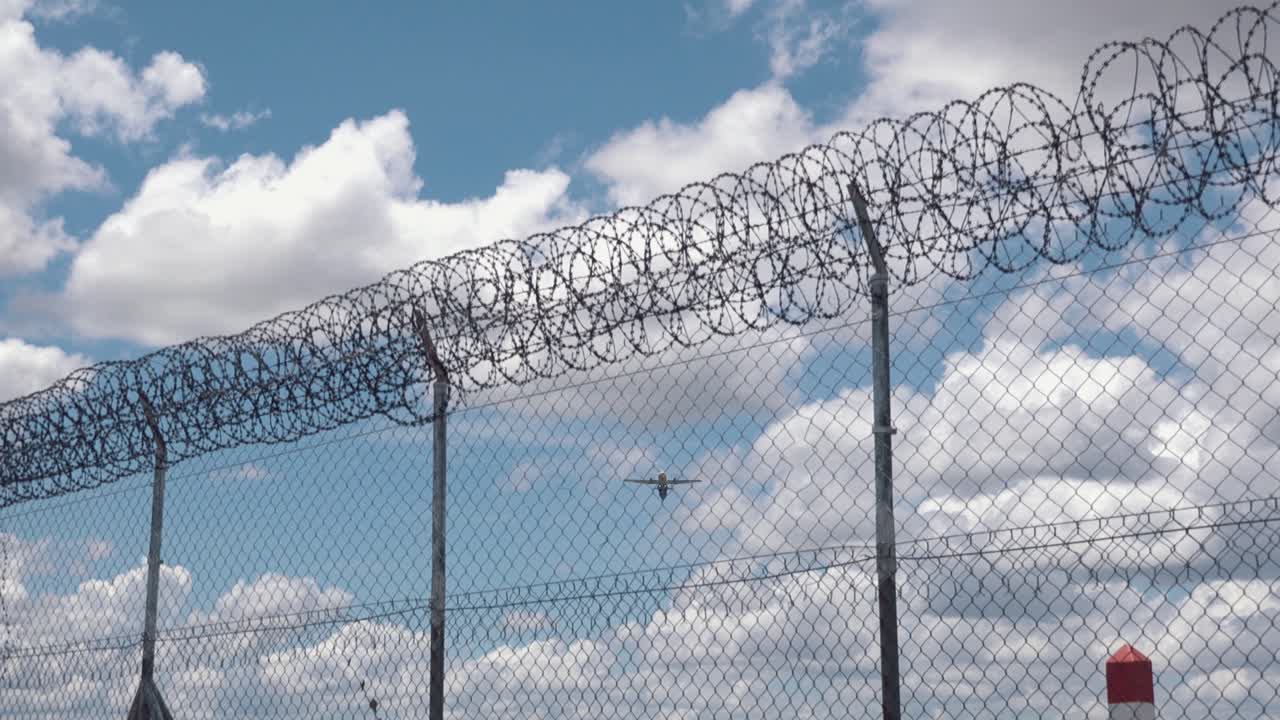 이륙하고 머리 위로 날아가는 비행기의 틸트 샷