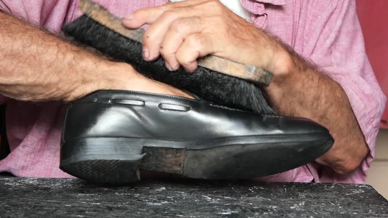 검은 가죽 신발을 청소하고 는 일