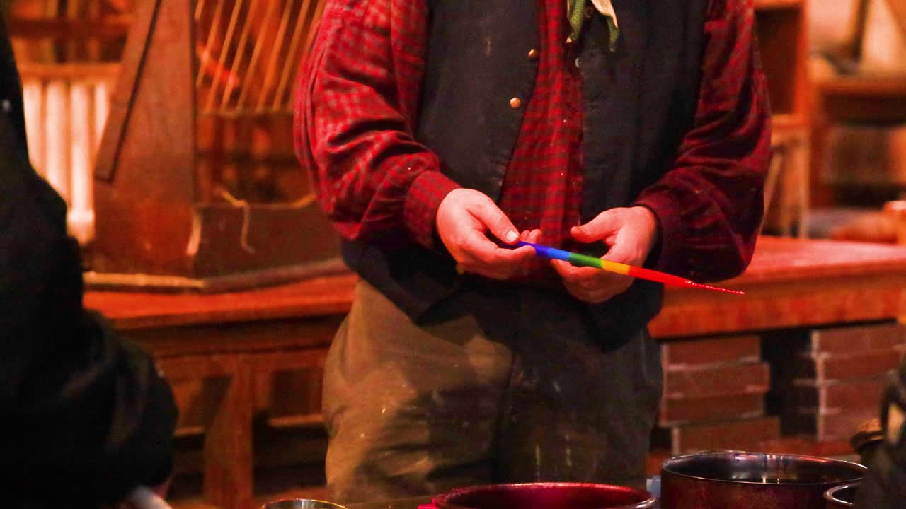 불 제작 과정을 가르치는 강사