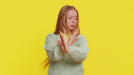 molesta irritada mujer cubriendo las orejas gestando no evitando consejos ignorando el ruido voces fuertes