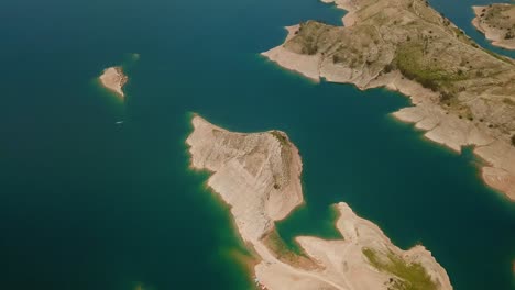 Wasserlandschaft-Des-Stausees-Im-Iran,-Die-Dürre,-Die-Meeresspiegelgrenze-Im-Berggebiet,-Die-Luftlandschaft-Der-Natürlichen-Attraktion,-Das-Konzept-Des-Klimawandels,-Das-Leben-Der-Menschen,-Der-Staudammbau-Im-Iran,-Dem-Nahen-Osten