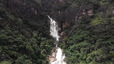 vista de avión no tripulado de las cataratas de ravana en las montañas de sri lanka