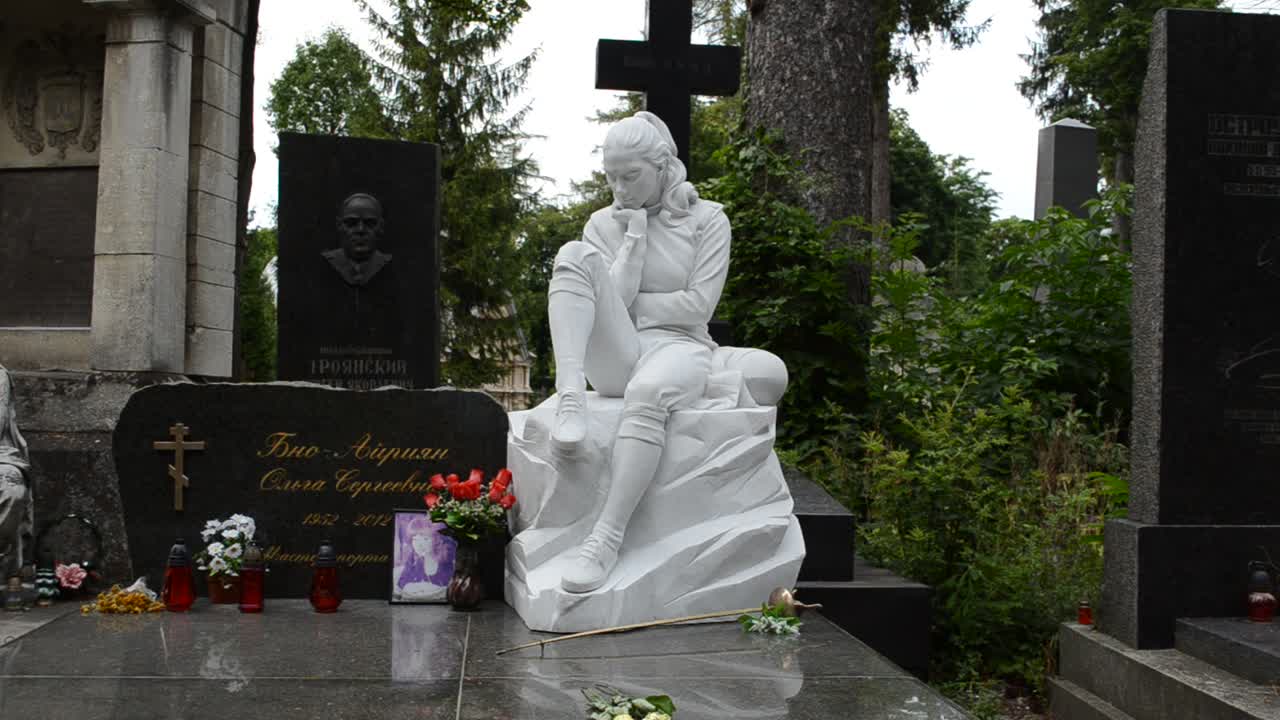 Monumento al noto schermidore ucraino. Leopoli, Ucraina. Cimitero di Lychakiv, il complesso storico-memoriale (dal 1991) a Leopoli nel quartiere storico di Lychakiv, uno dei cimiteri più antichi dell'Ucraina.